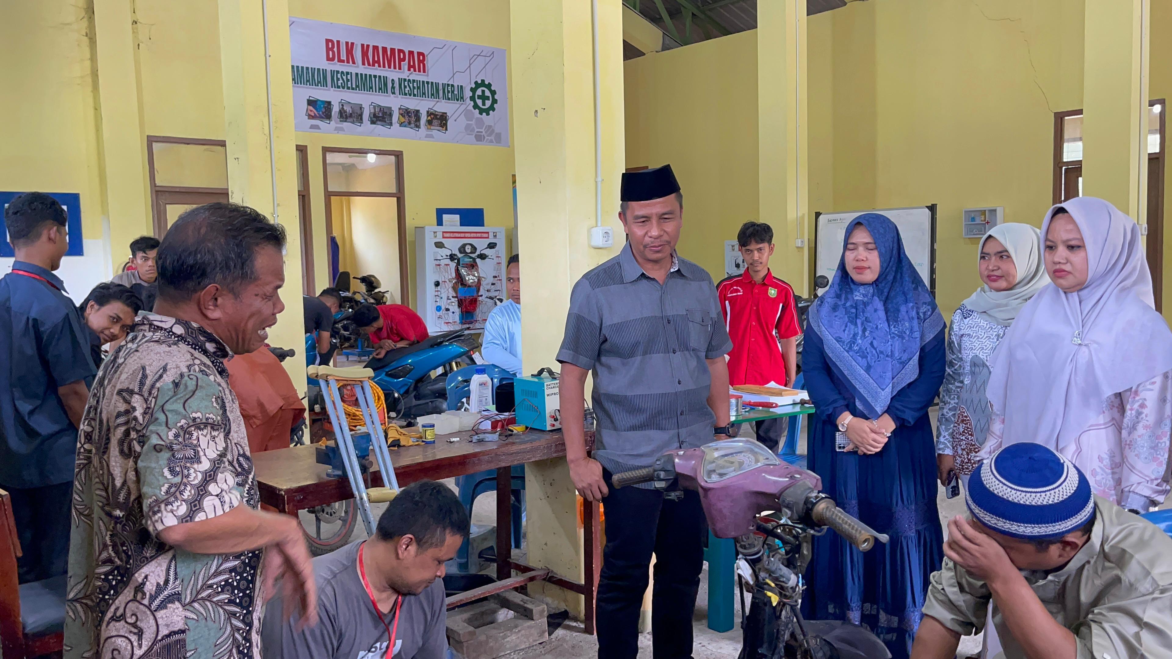 Terharu Dikunjungi Bupati Ahmad Yuzar