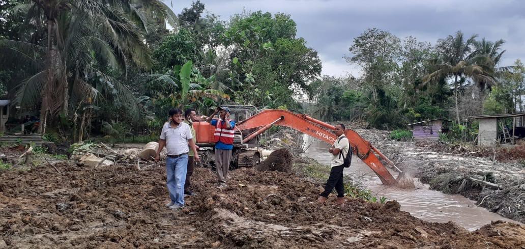 Antisipasi Banjir, PT RAPP Bersama Desa Kebun Lado Kuansing Bersihkan Kanal