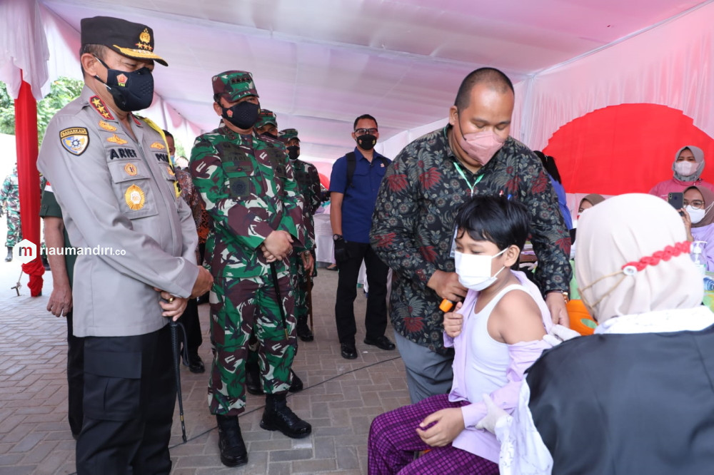 Panglima TNI Janji Dorong Percepatan Vaksinasi Siswa di Riau