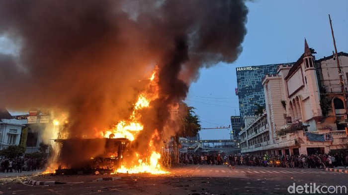 6 Polisi Terluka Akibat Bentrok dengan Massa Penolak UU Ciptaker