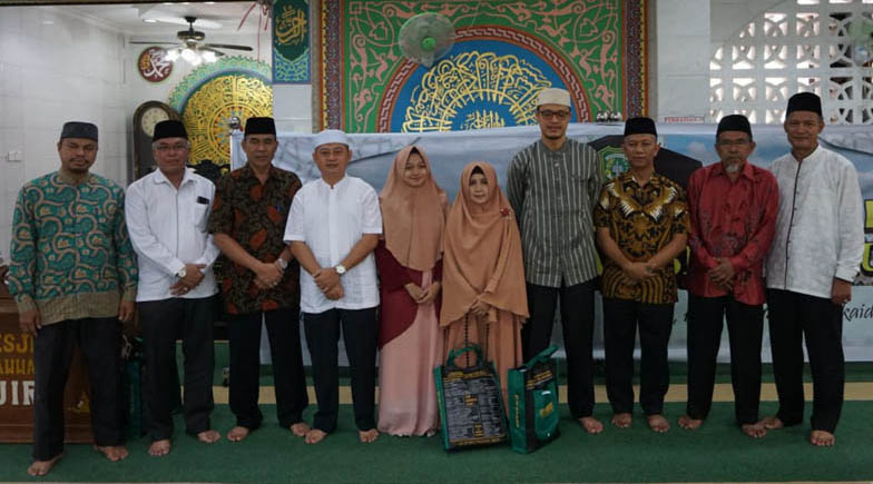 Lepas Jamaah Calon Haji, Rektor Titip Doa untuk UIR