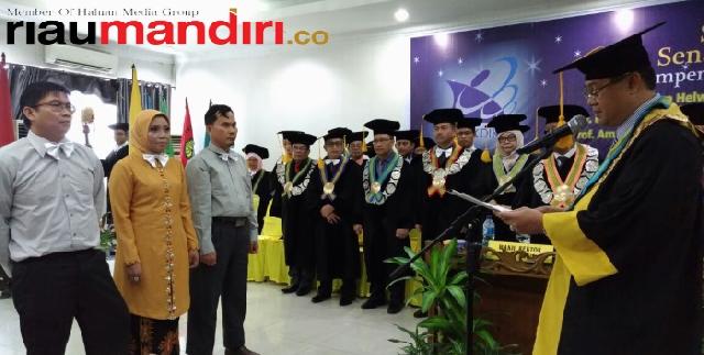 Tiga Guru Besar UR Dikukuhkan