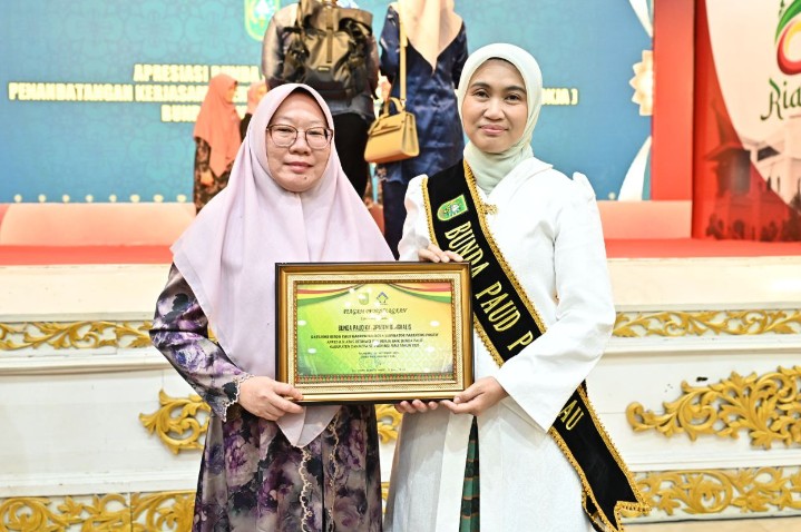 Bupati Kasmarni Terima Penghargaan Sebagai Inspirator Parenting Positif dari Bunda PAUD Riau