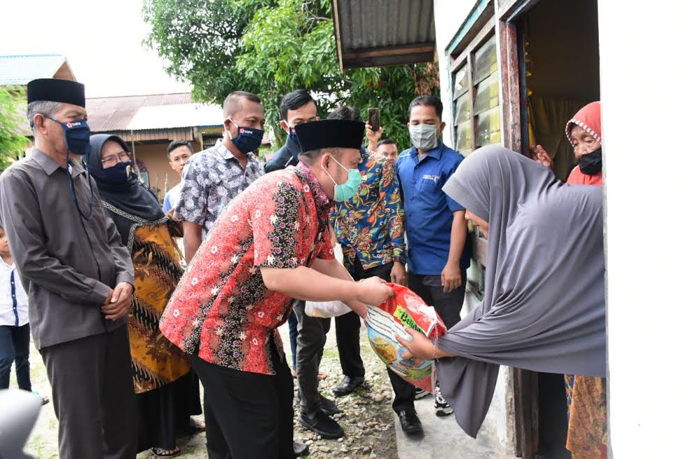 Tepati Janji, Bupati Kampar Antar Langsung Sembako ke Rumah Warga