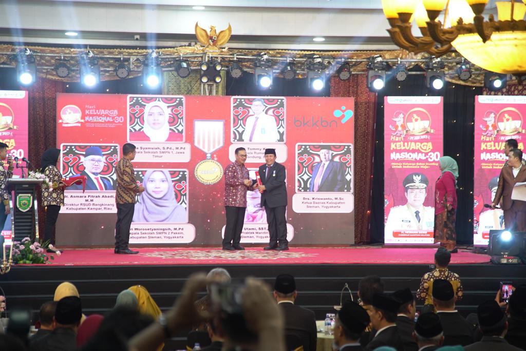 Pemkab Rohul Terima Penghargaan dari BKKBN di Harganas