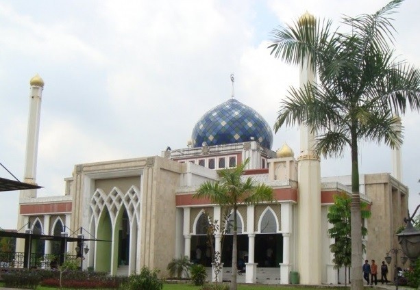 Masjid DPRD Riau Santuni 280 Anak Yatim 