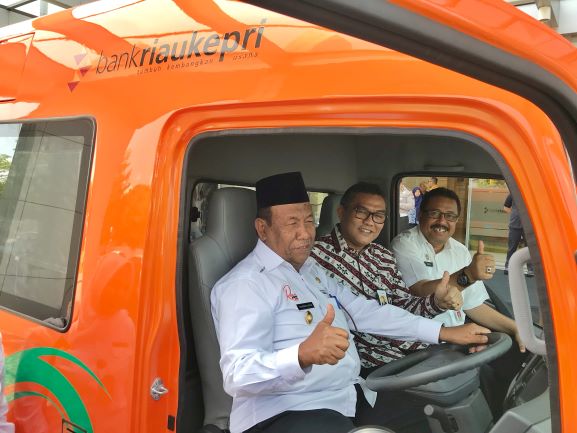 Dirut Bank Riau Kepri Serahkan 4 Armada Tambahan Samsat Keliling kepada Plt Gubri