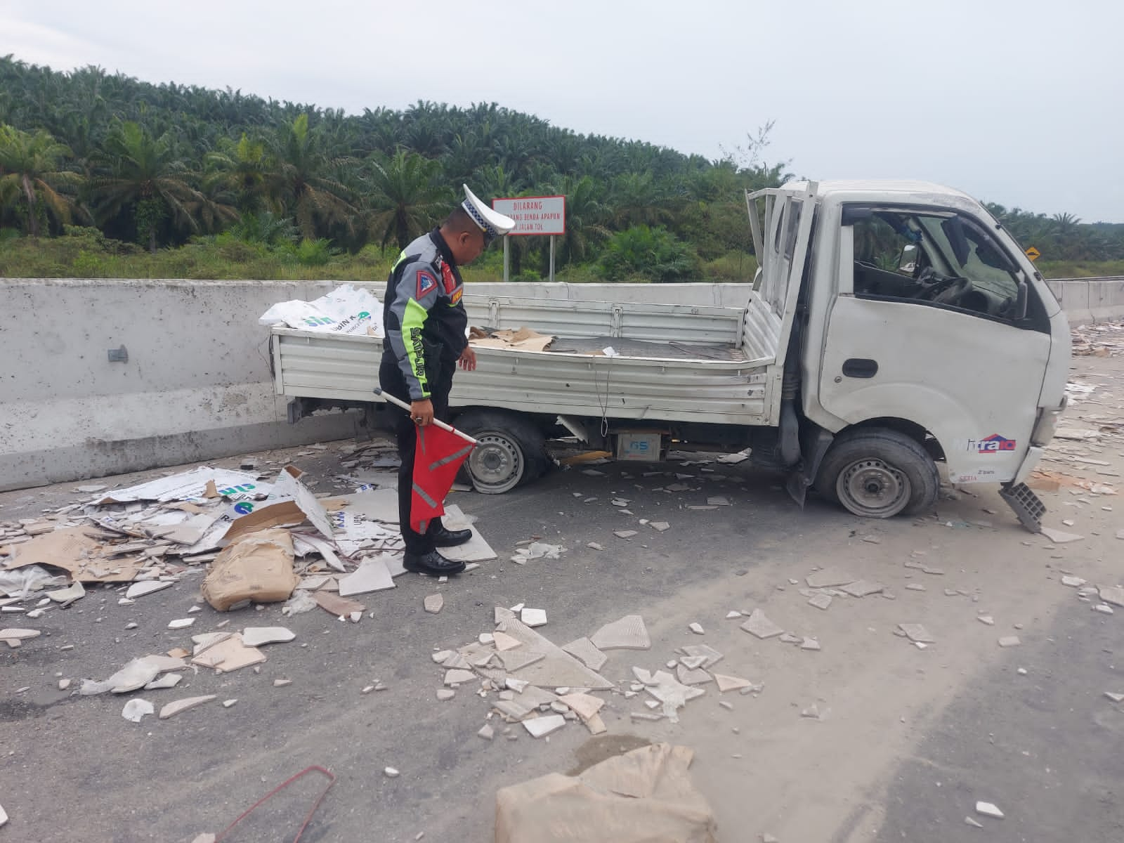 Mobil Pickup Pecah Ban di Tol Permai