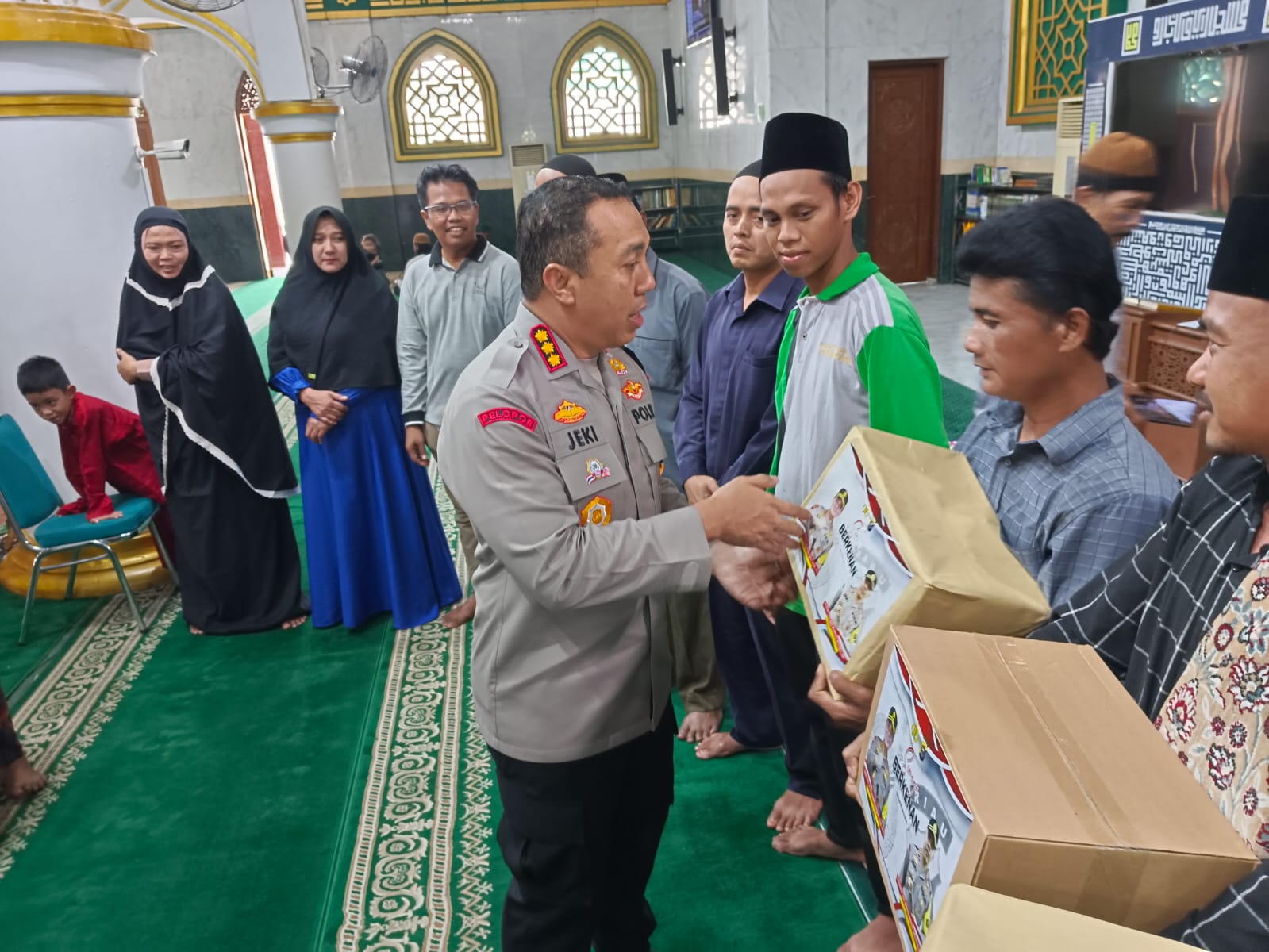 Berikan Bantuan ke Pengurus Masjid, Kombes Jeki Rahmat Titipkan Pesan Damai