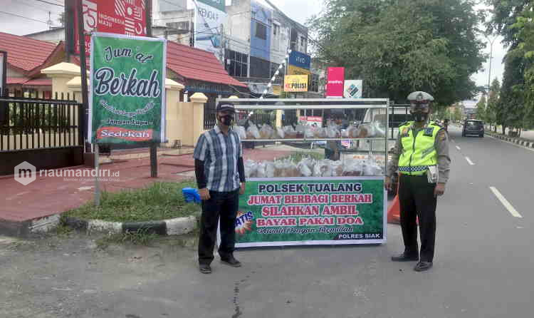 Bagikan Makanan Gratis untuk Warga, Kapolsek Tualang: Cukup Bayar dengan Doa Saja