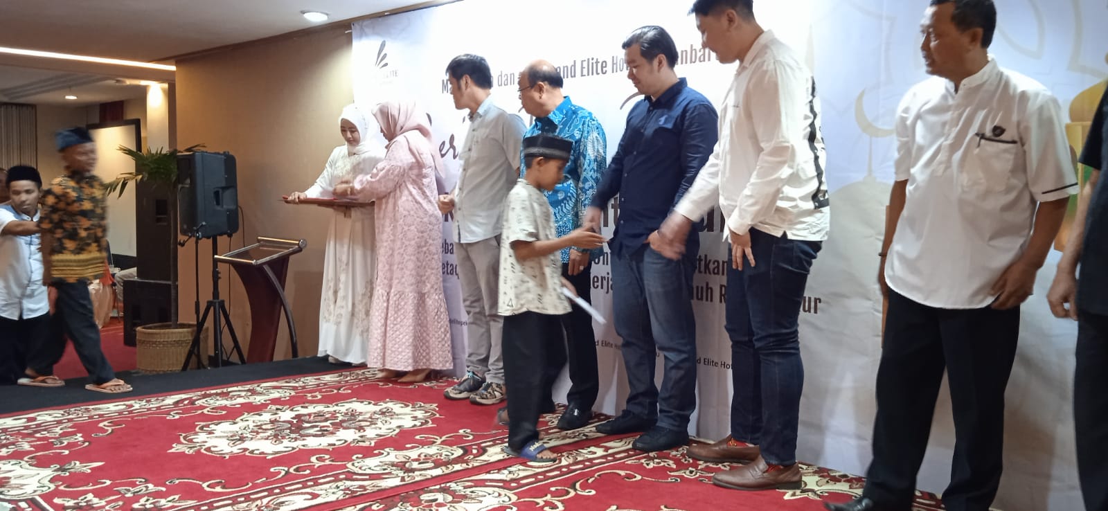 Grand Elite Hotel Santuni Ratusan Anak Panti Asuhan