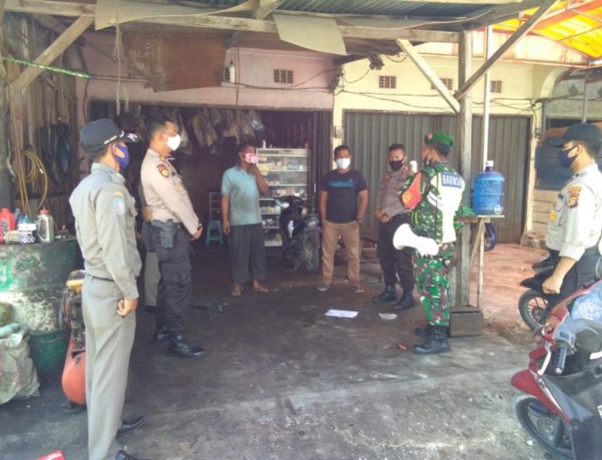 Petugas Gabungan Imbau Warga Dayun Gunakan Masker dan Jaga Jarak Cegah Covid-19