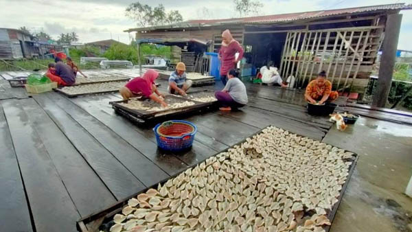 Guru di Bagansiapi-api Beralih Menjadi Pengusaha Ikan Asin 