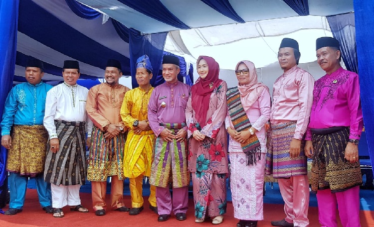 Wabup Meranti dan Ketua DPRD Riau Eet Hadiri HUT Kecamatan Tasik Putri Puyu