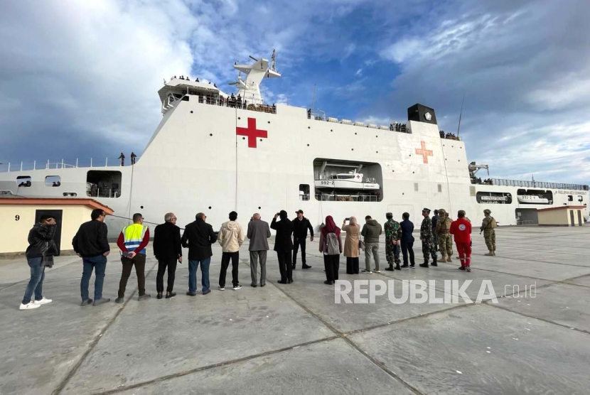 Kapal TNI Radjiman Wedyodiningrat-992 Bersandar di Mesir, Turunkan Obat dan Makanan untuk Palestina
