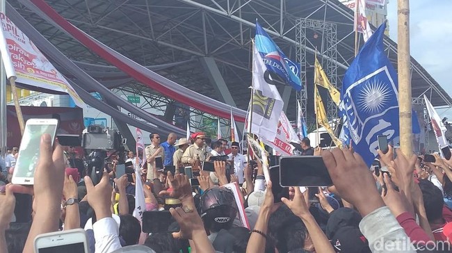 Ditemani Erwin Aksa, Prabowo Subianto Kampanye Akbar di Makassar, Pendukung Histeris