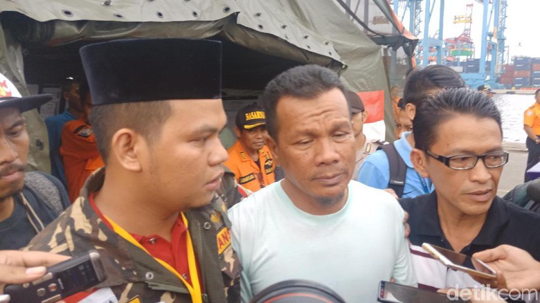 Ayah Korban Lion Air Histeris Lihat Sepatu Anaknya di Dermaga Tanjung Priok
