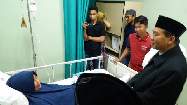 Dijenguk Firdaus di Rumah Sakit, Hj Lina: Dia Idola Saya Sejak Lama