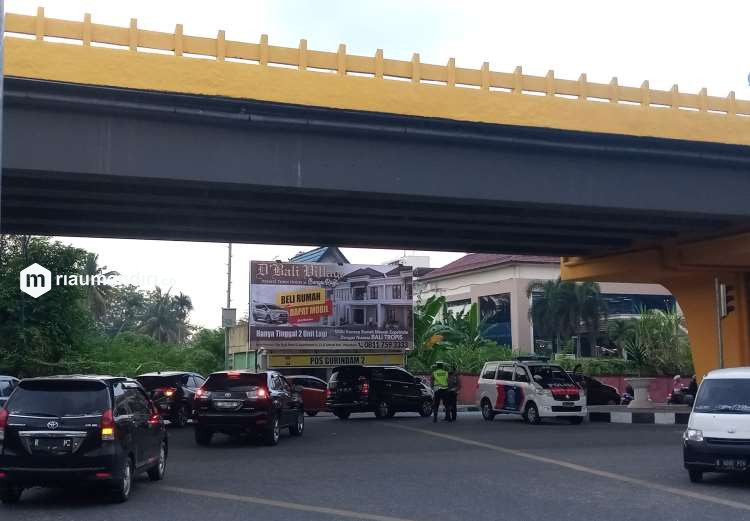 Satpol PP Pekanbaru Diminta Juga Potong Reklame di Atas Pos Polisi Gurindam 2