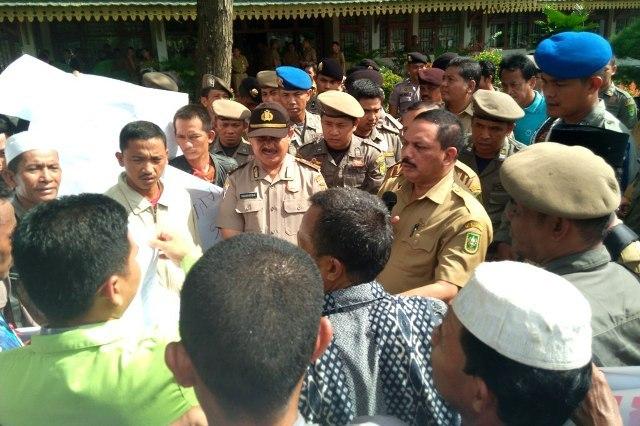 Warga Batu Ampar Demo Kantor Bupati