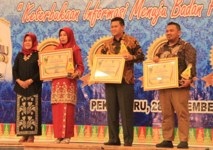 Unilak Satu-satunya PTS di Riau yang Terima Penghargaan dari Komisi Informasi