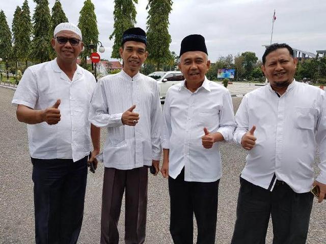 LAM Tabalkan Gelar Adat untuk UAS, Andi Rachman: Ustaz Abdul Somad Kebanggaan Riau