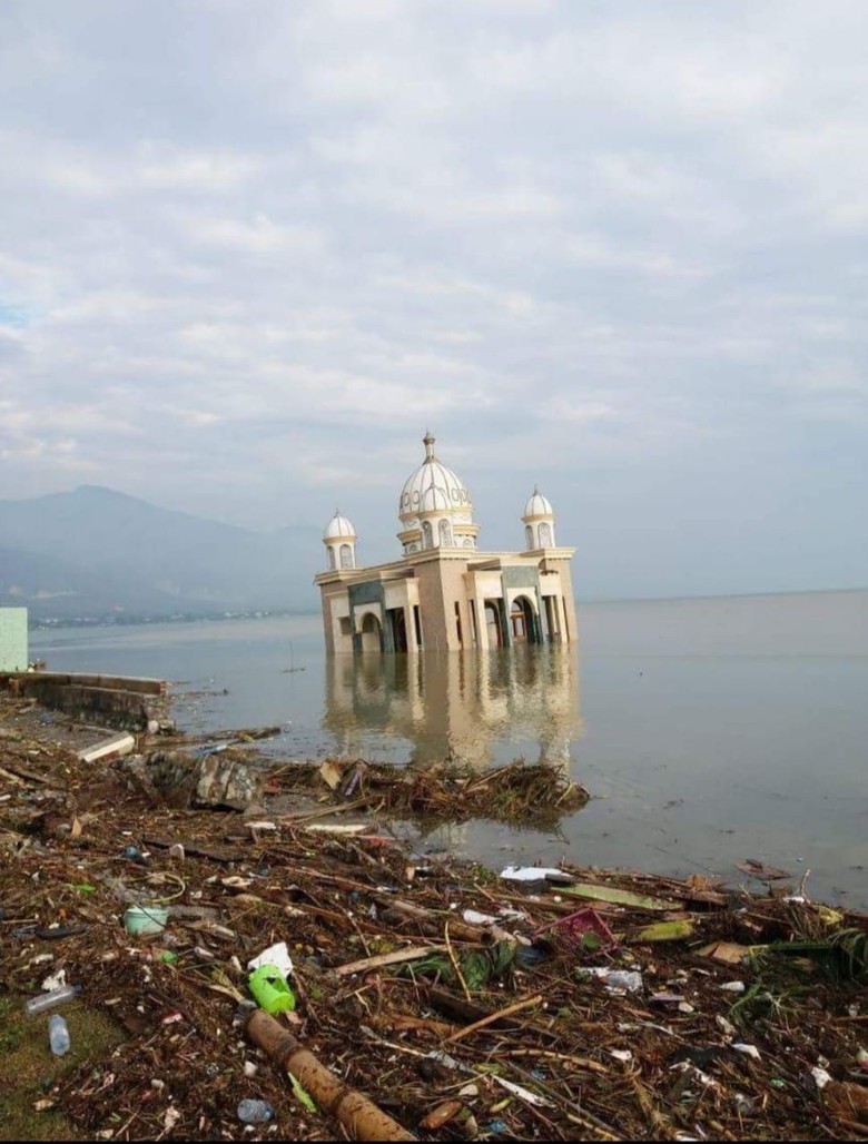Masjid Apung Roboh dan Masuk ke Laut Pascagempa Palu