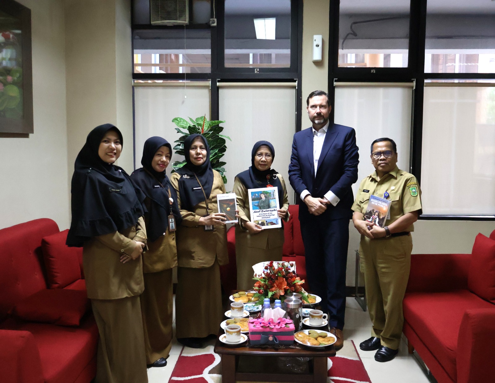 Kedubes Polandia Kunjungi Perpustakaan Riau