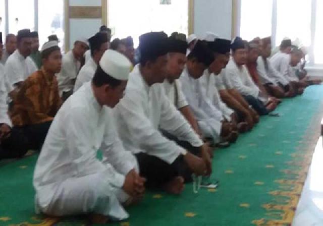 Bupati Salat Gerhana di Masjid Al Iklas