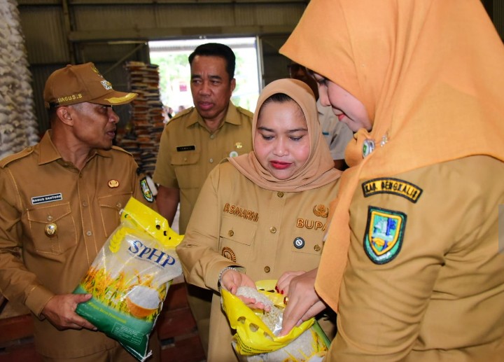 Pemkab Bengkalis Distribusikan 489 Ton Beras: Diterima 23.996 Warga Terima 20 Kg Beras