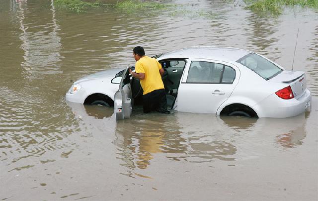 Mengatasi Mobil yang Terjebak Banjir