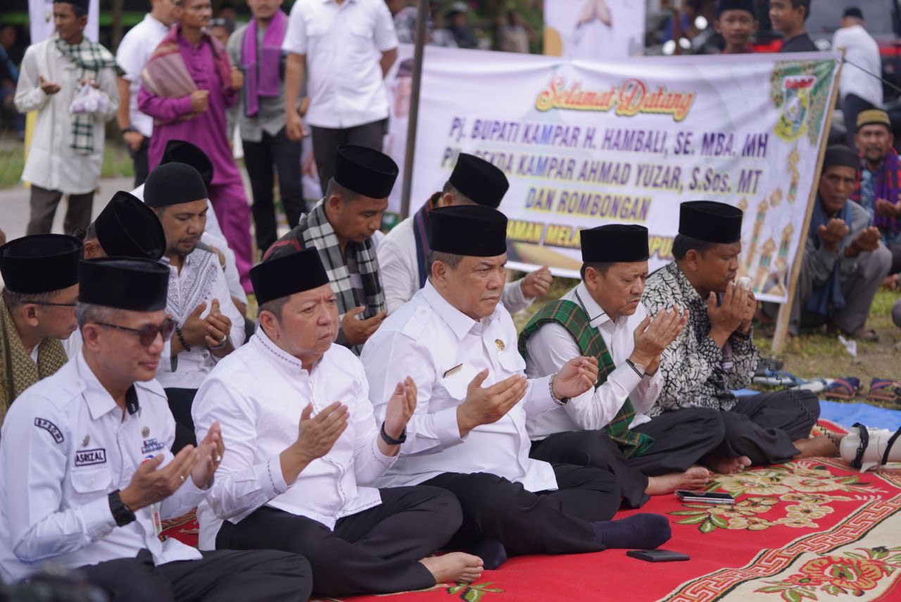 Hari Raya Enam, Pj Gubri SF Hariyanto Ikut Ziarag Kubur dan Makan Bajambau