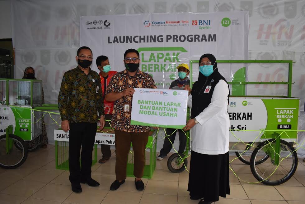 Berdayakan Pelaku Usaha, IZI Riau dan YHT BNI Syariah Bagikan 17 Gerobak dan Modal ke Mustahik