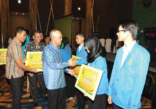 Plt Gubri Serahkan Beasiswa Bagi 4.042 Mahasiswa Riau