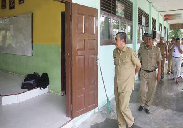 Bupati Tinjau UN di SMP Mempura