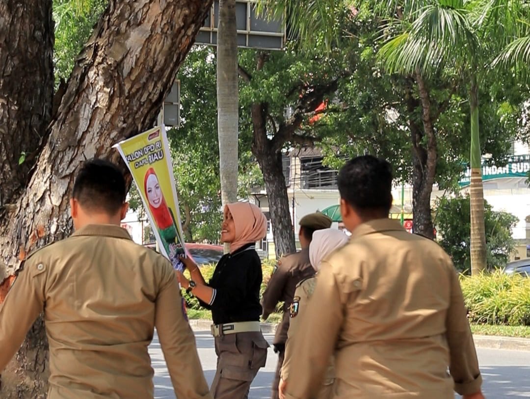Poster Caleg Terpasang di Pohon Dicopot Satpol PP Pekanbaru 
