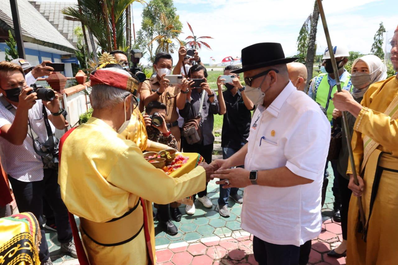 Ketua DPD RI Disambut Prosesi Adat Tepung Tawar di Tarakan