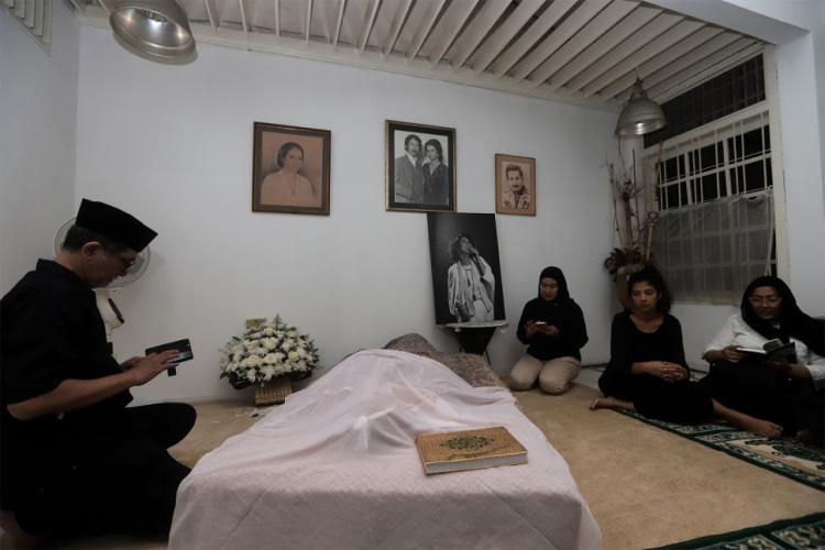 Suasana Haru Selimuti Rumah Duka Ria Irawan