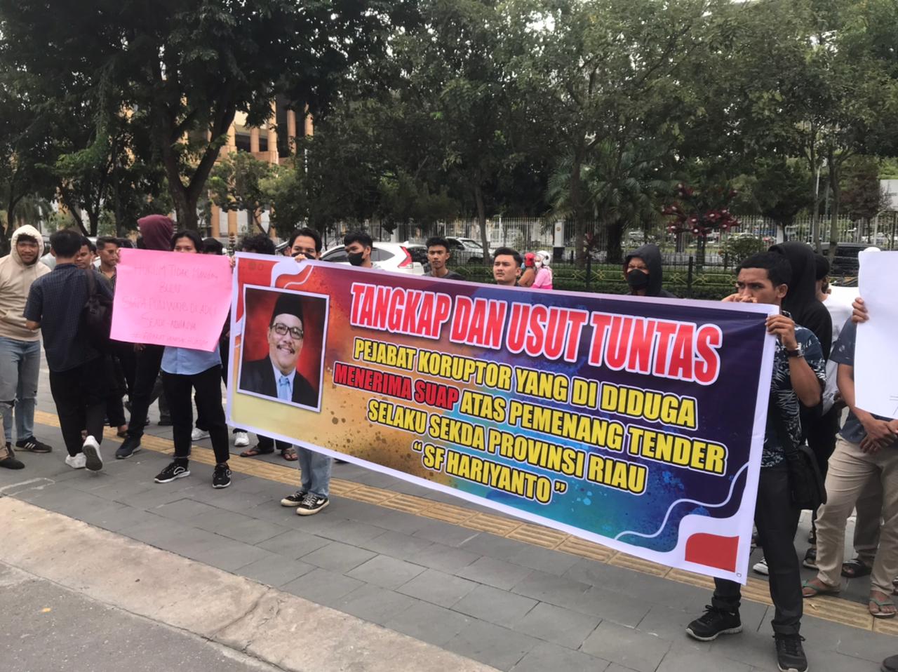 Tuding Sekdaprov Riau Terima Suap Rp2 M, Dua Orang Pendemo Jadi Tersangka