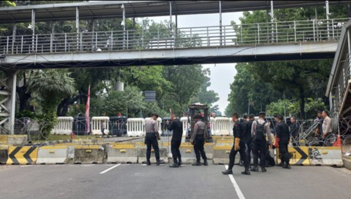 Jelang Demo BBM, Jalan Menuju Istana Ditutup Kawat Berduri