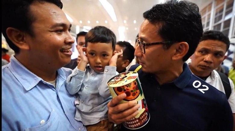 Hendak Kembali ke Jakarta, Sandiaga Dihadiahi Celengan oleh Bapak dan Anak di Medan