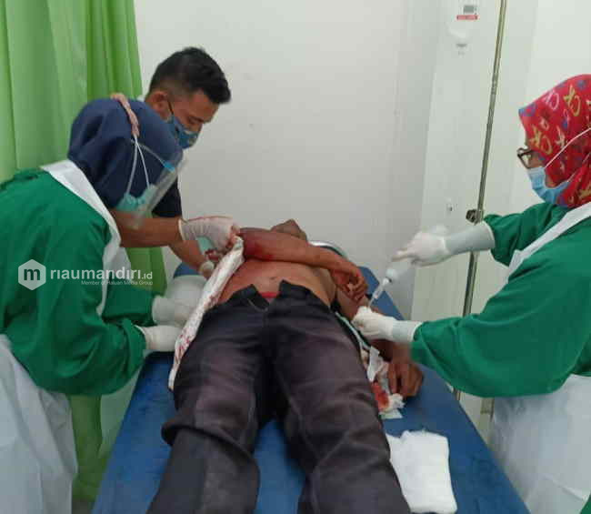 Pengendara Sepeda Motor di Siak Dibacok OTK Saat Lalu Lintas Ramai