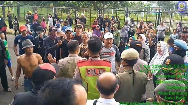 Waduh! Ratusan Warga Menolak Rapid Test Corona di Stadion GBLA Bandung 