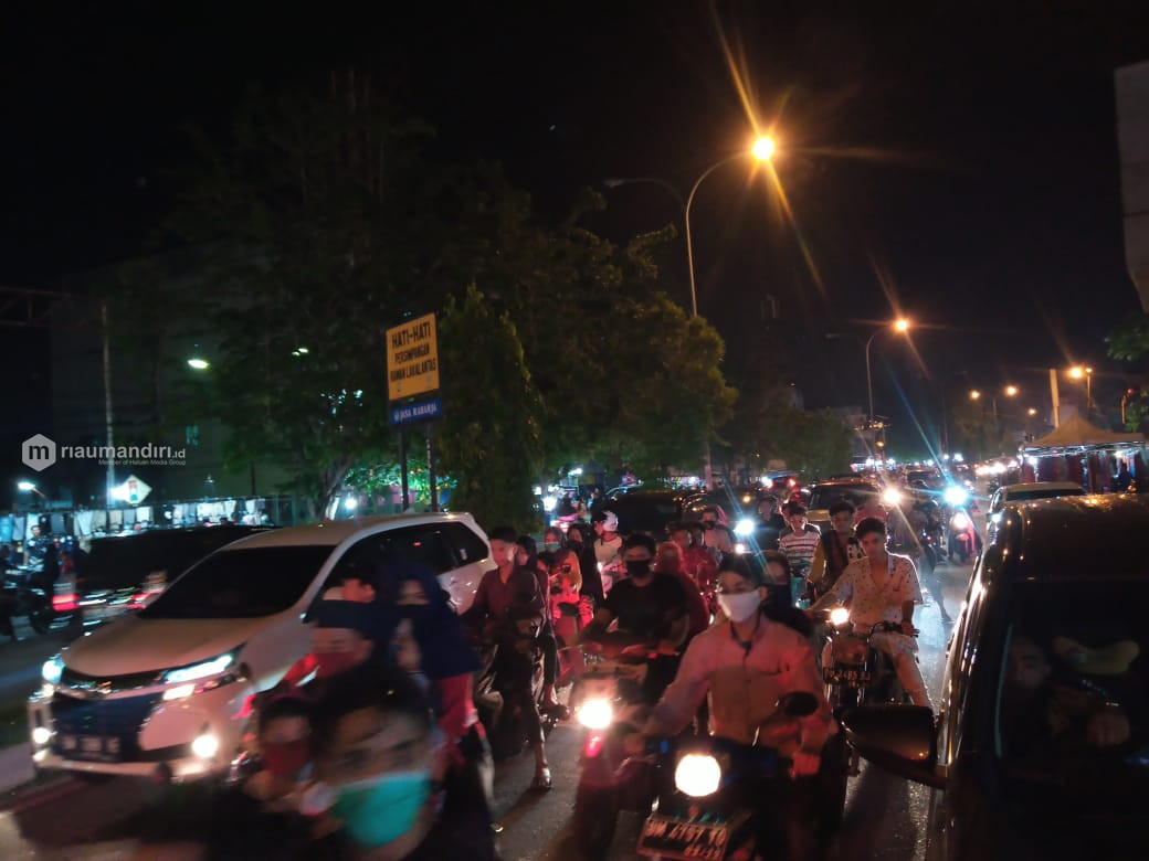 Diminta Tak Berkerumun, Warga Perawang Tumpah Ruah ke Jalanan di Malam Takbiran