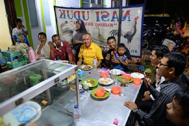 Arsyadjuliandi Rachman Makan Pecel Lele di Pinggir Jalan, Ini Ceritanya