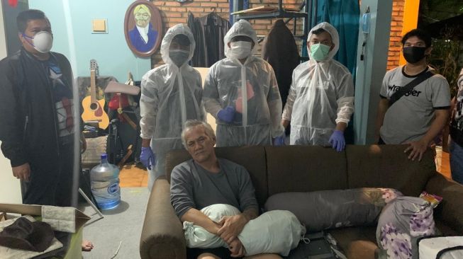 Aktor Tio Pakusadewo Ditangkap Polisi Berpakaian Hazmat, Diduga Kasus Narkoba