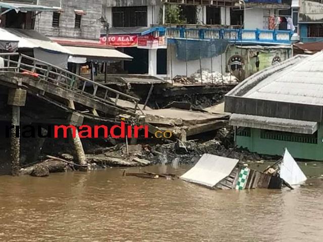 Belasan Rumah dan Fasilitas Umum di Kuala Enok Amblas Masuk Sungai