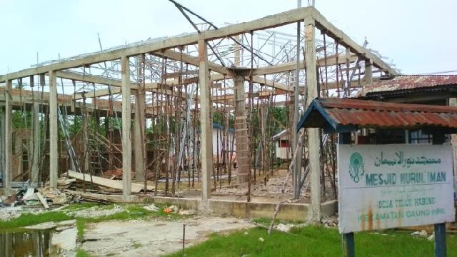 Masjid Nurul Iman Desa Teluk Kabung yang Dulu Roboh Kini Berdiri Kokoh