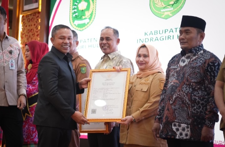Bupati Kasmarni Terima 2 Sertifikat Kekayaan Intelektual Komunal dari Kemenkum RI