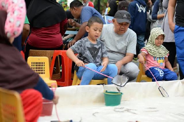 Cagub Andi Rachman Nikmati Car Free Day Bersama Cucu